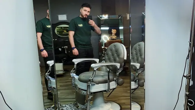 The shop: grey chairs and mirrors